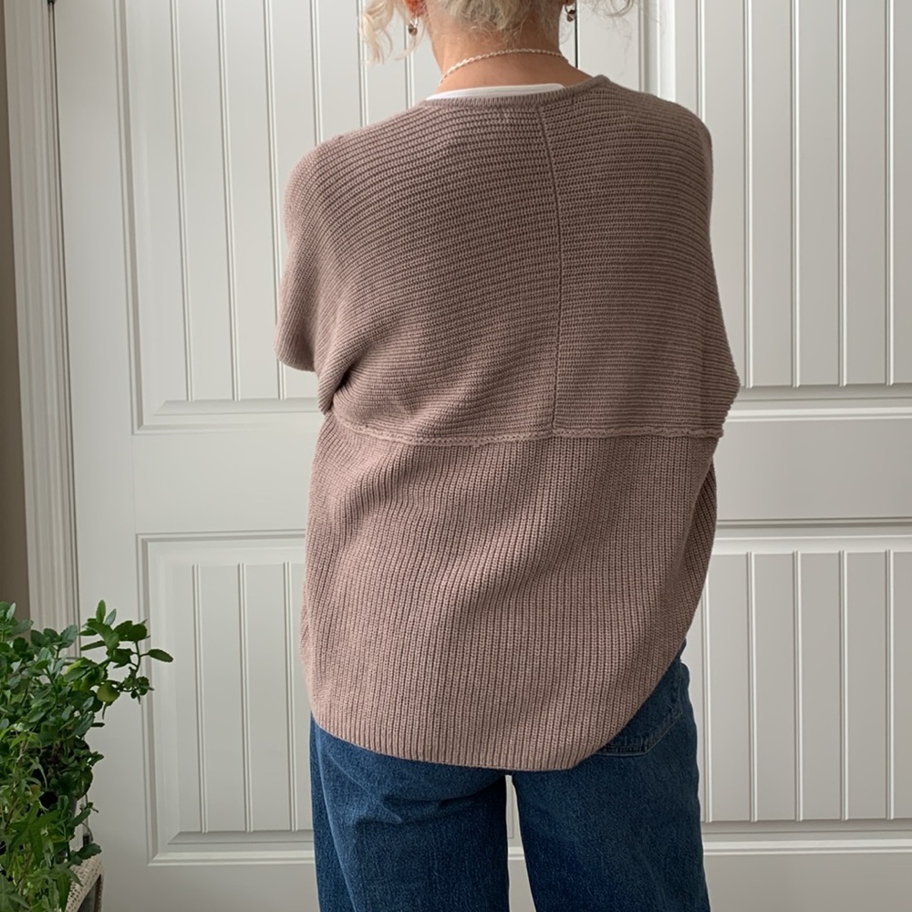 Women’s contemporary style baggy sweater. - Picture 3 of 4